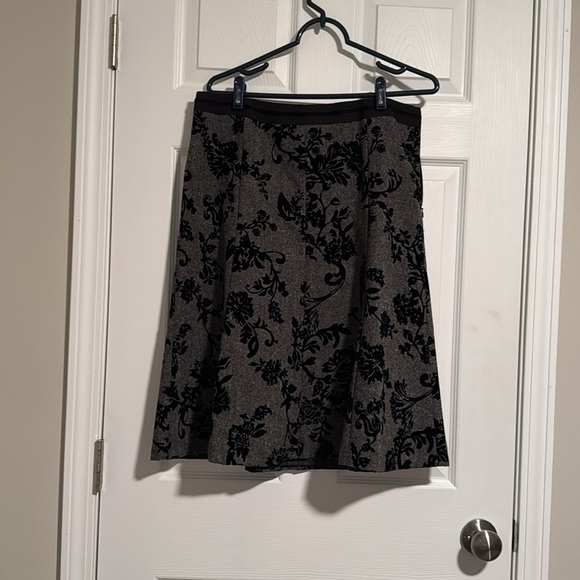 Ann Taylor Black and Gray Floral A-Line Skirt - Picture 2 of 4